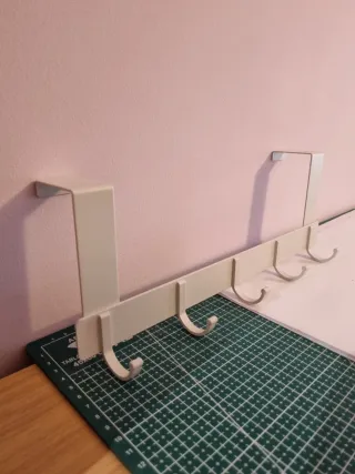 Colgador de puerta blanco