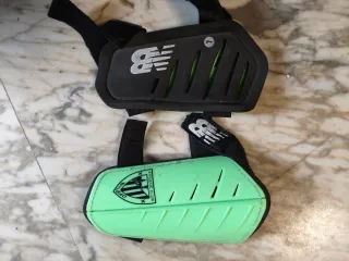 Espinilleras New Balance Athletic Club