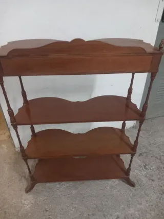 Estantería de madera con cajones
