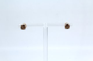 Pendientes cuadrados 18K. 0,5gr. Ref 043-04-00006.