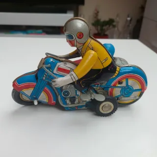 Moto de hojalata con sidecar