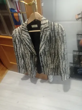 Americana beige y negra