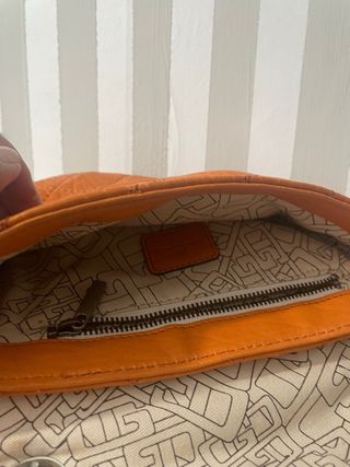 Bolso Gloria Ortiz piel naranja acolchado25X17