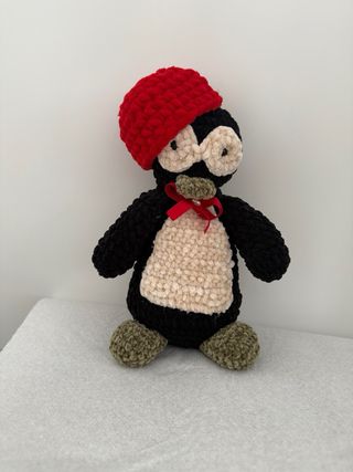 Peluche pingüino tejido a mano
