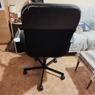 Silla de oficina negra. Precio negociable.