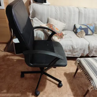 Silla de oficina negra. Precio negociable.