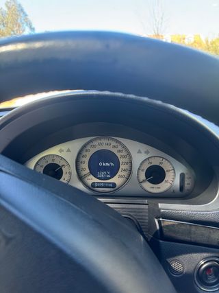 Mercedes-Benz E270 - 7 (5 + 2) Lugares