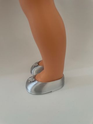 Splendidi scarpe argentate per bambola Nancy con fiocco