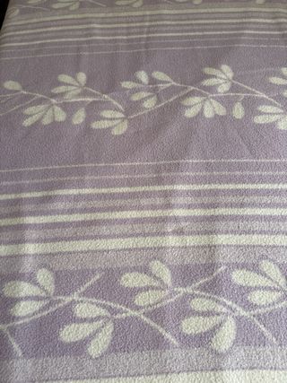 Manta polar morada con diseño de hojas