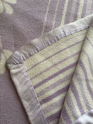 Manta polar morada con diseño de hojas