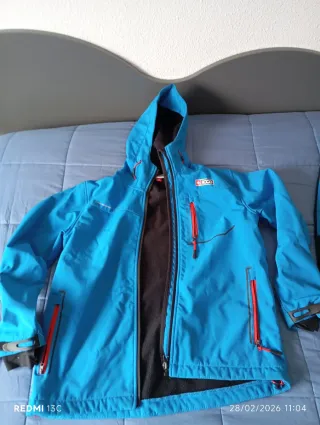 Cortavientos azul con capucha