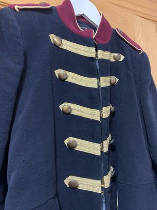 Abrigo Zara Recto Detalles Dorados