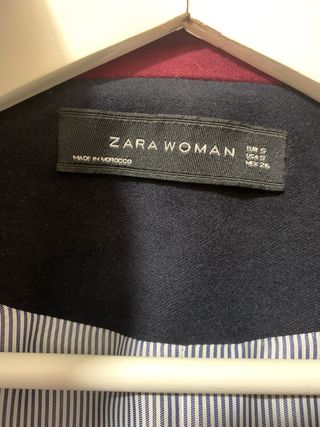 Abrigo Zara Recto Detalles Dorados