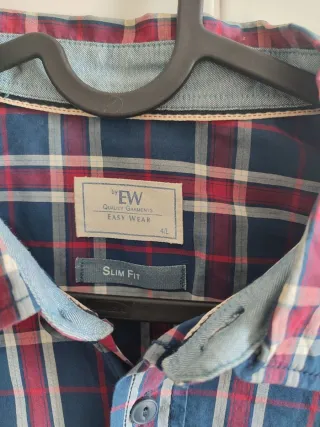 Camisa de cuadros azul y rojo.