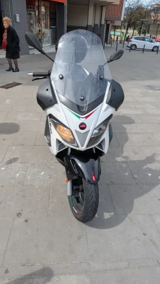Aprilia SR Motard Scooter Automática