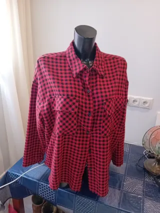 Camisa a cuadros roja y negra