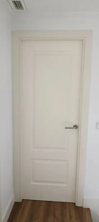 Puerta blanca interior