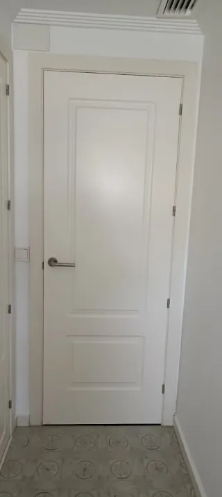 Puerta blanca interior