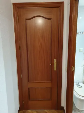 Puerta madera sapelly