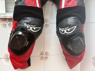 Mono de moto Berik negro, rojo y blanco