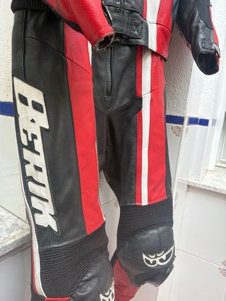 Mono de moto Berik negro, rojo y blanco