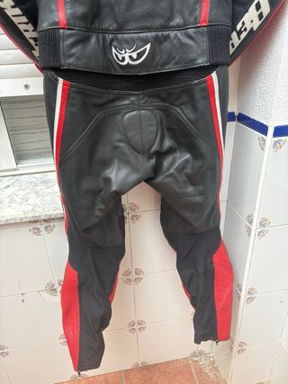 Mono de moto Berik negro, rojo y blanco