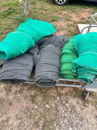 Rollos de tela verde y gris