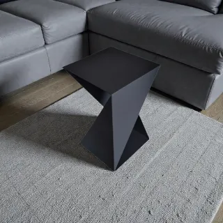 Mesa auxiliar diseño escultórico metal