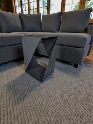 Mesa auxiliar diseño escultórico metal