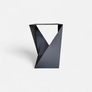 Mesa auxiliar diseño escultórico metal