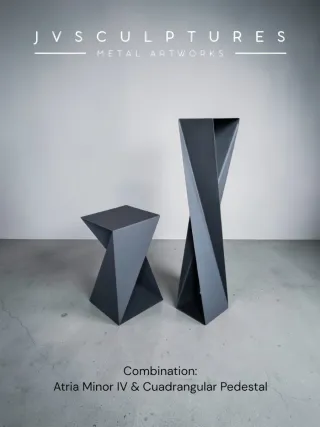 Mesa auxiliar diseño escultórico metal