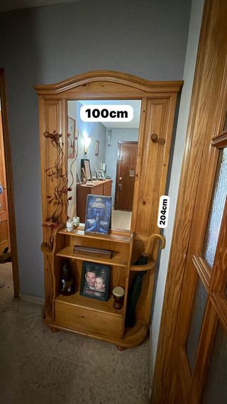 Recibidor de madera con espejo