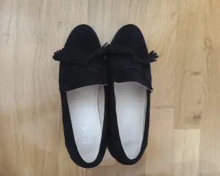 Zapatos de tacón negros con flecos