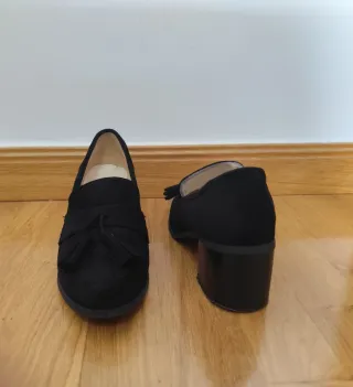 Zapatos de tacón negros con flecos
