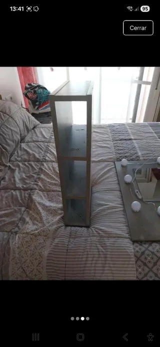 Espejo con estantería gris y blanca