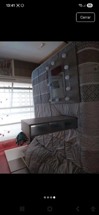 Espejo con estantería gris y blanca