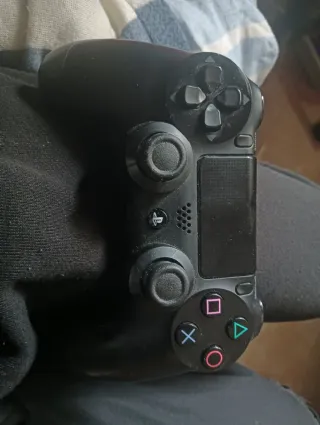 Se vende ps4 + mando NEGOCIABLE EL PRECIO