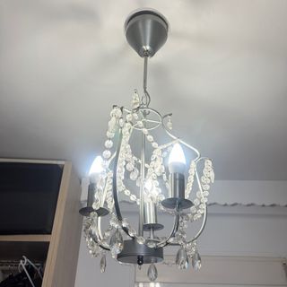 Lámpara de araña de cristal y metal