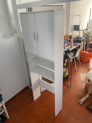 Armario blanco con puertas y estantes