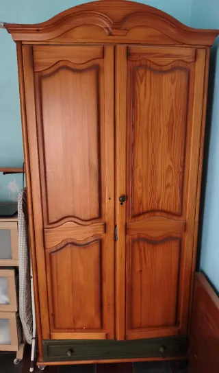 Armario de madera marrón y verde