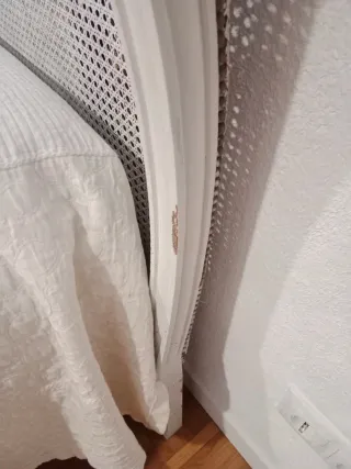 Cabecero clásico blanco de ratán y madera