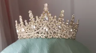 Vestido tipo corset talla M + corona de piedras