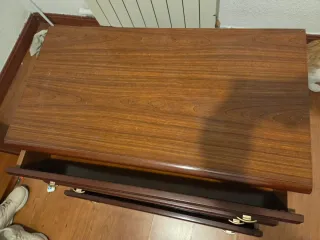 Cómoda de madera marrón con 3 cajones