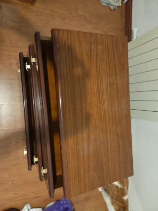 Cómoda de madera marrón con 3 cajones