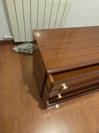 Cómoda de madera marrón con 3 cajones