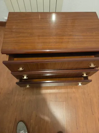 Cómoda de madera marrón con 3 cajones