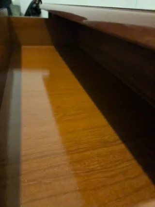 Cómoda de madera marrón con 3 cajones