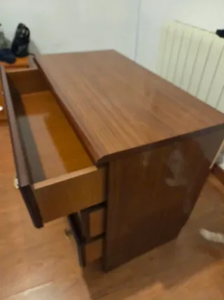 Cómoda de madera marrón con 3 cajones