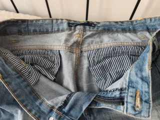 Pantalón vaquero desgastado