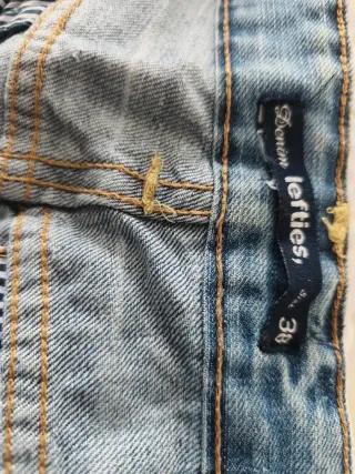 Pantalón vaquero desgastado